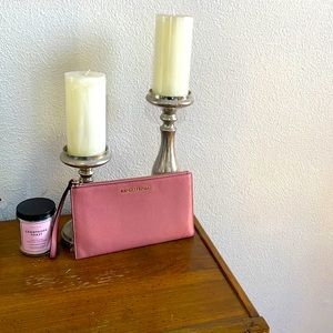 Mauve wristlet Michael Kors, gold zipper .